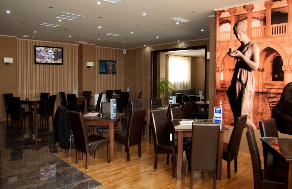 Hotel Hanul De La Rascruce Arad Exteriör bild